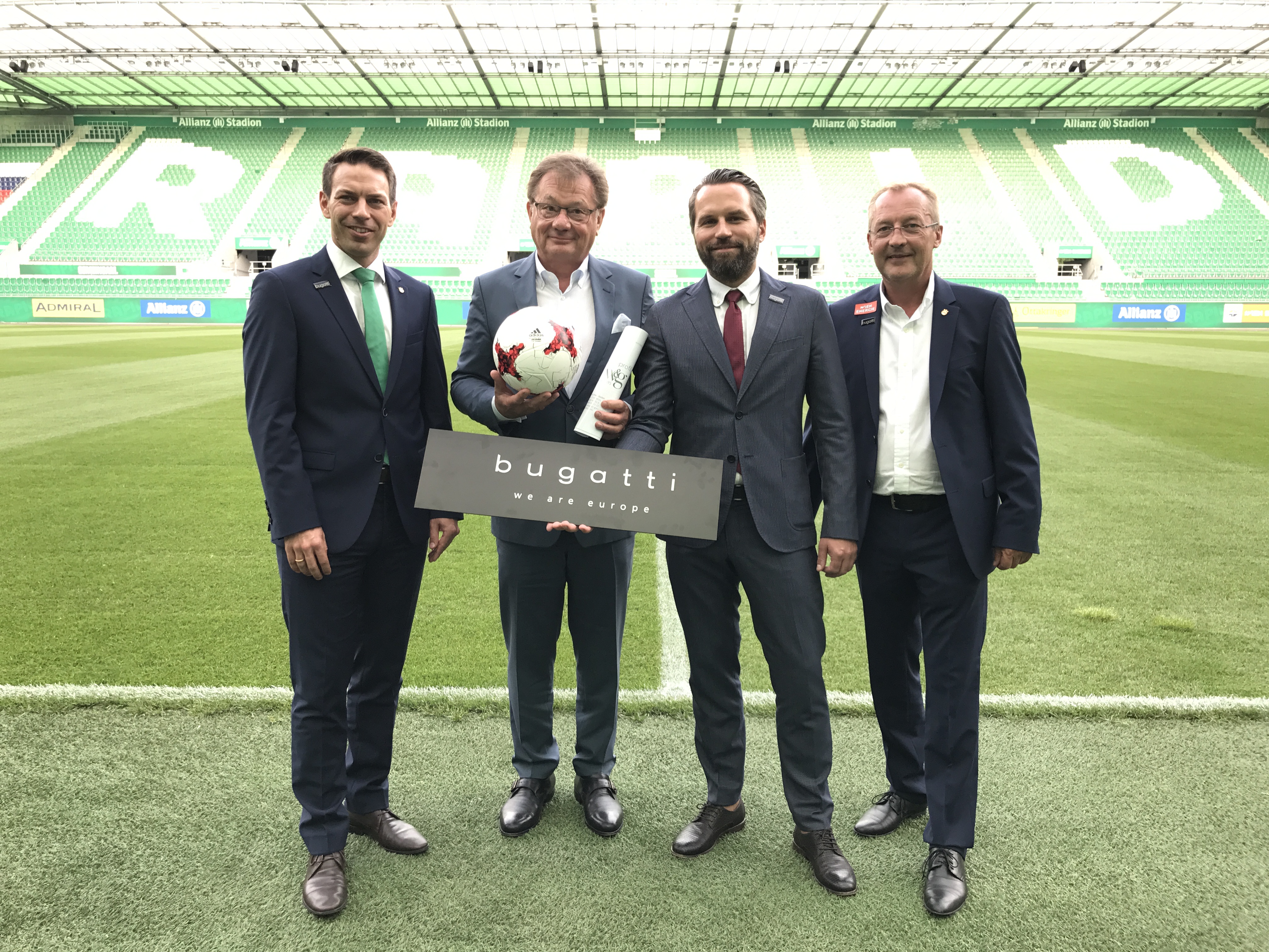 Christoph Peschek (Geschäftsführer Wirtschaft SK Rapid), Victor Wagner (Firma Wagner & Glass), Niko Fasthuber (bugatti Österreich), Fredy Bickel (Geschäftsführer Sport SK Rapid), v.l., freuen sich über die Kooperation zwischen dem SC Rapid und bugatti (Foto: SK Rapid)