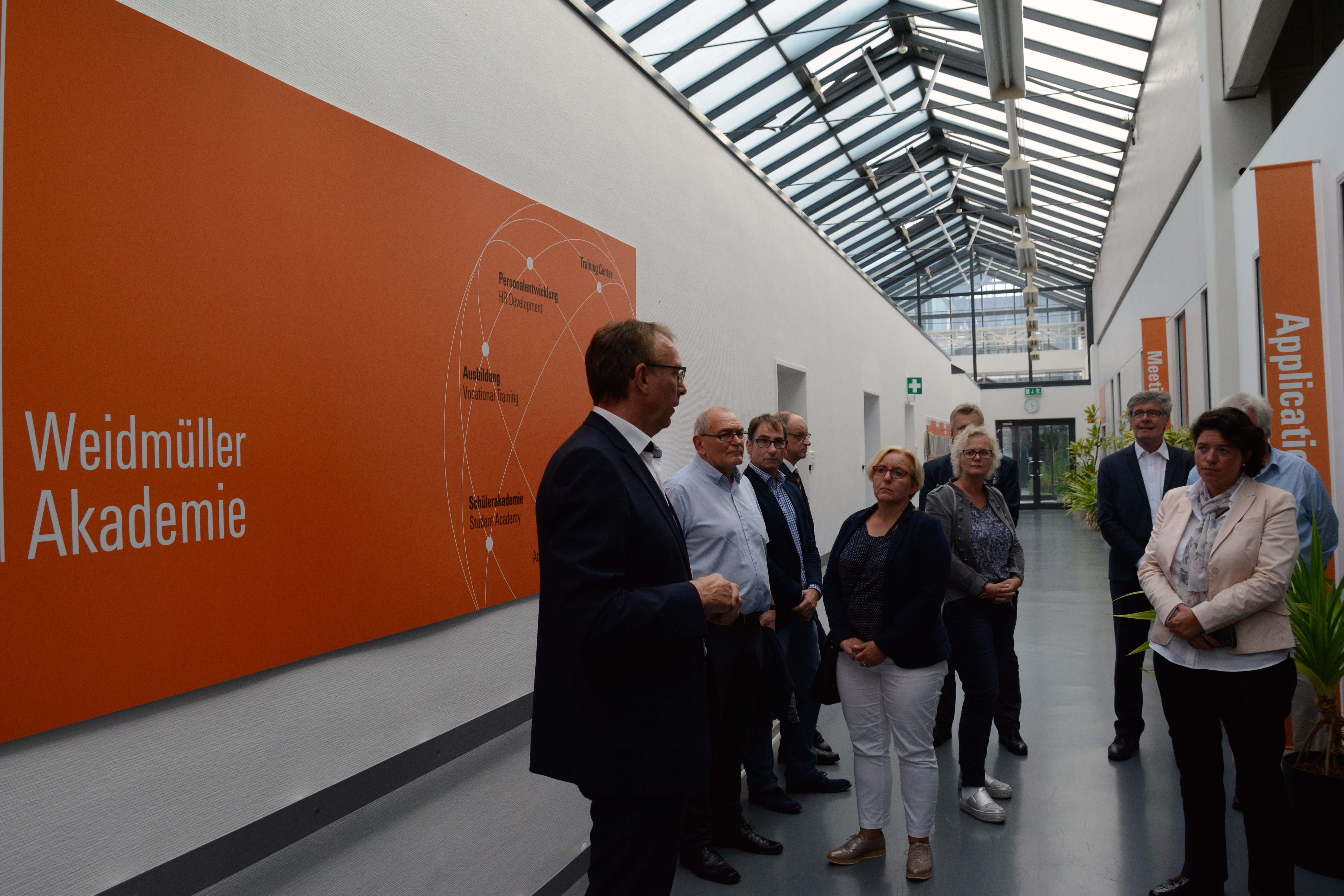 Abgeordnete und Repräsentanten der CDU informierten sich über Industrie 4.0 und Digitalisierung bei Weidmüller (Foto: Weidmüller)