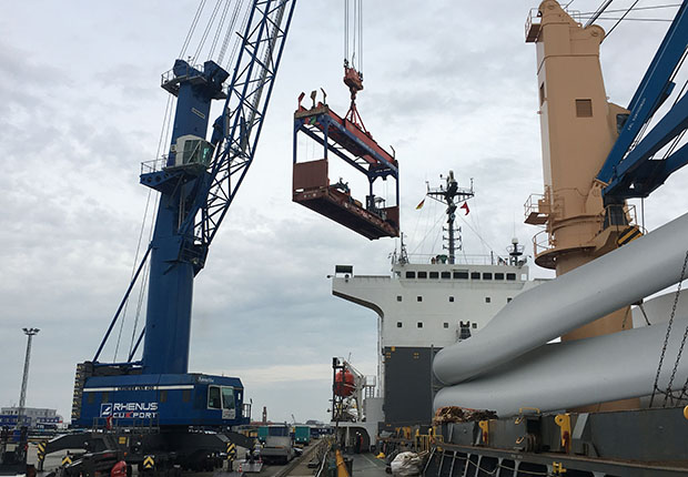 Die Kranteile wurden vom Cuxport-Terminal auf den Frachter MS Imari verladen.