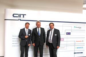 Prof. Volker Lohweg (l.) und Prof. Stefan Witte (r.) begrüßen den NRW-Wirtschaftsminister Prof. Andreas Pinkwart im Forschungs- und Entwicklungszentrum CENTRUM INDUSTRIAL IT (CIIT) (Foto: Fraunhofer IOSB-INA)