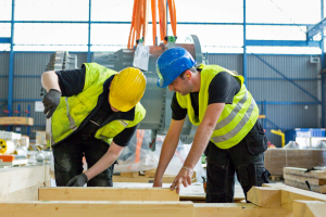 Technische Fertigkeiten und Teamfähigkeit zählen für die Ausbildung zum Holzmechaniker (Foto: HPE Bonn)