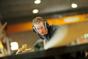 Holz ist ein Werkstoff mit Zukunft, auch für Auszubildende (Foto: HPE Bonn)