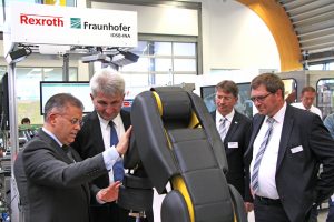 Fraunhofer-Mitarbeiter Pedro Rodrigues zeigt Pinkwart Arbeiten mit kollaborativen Robotern (Foto: Fraunhofer IOSB-INA)