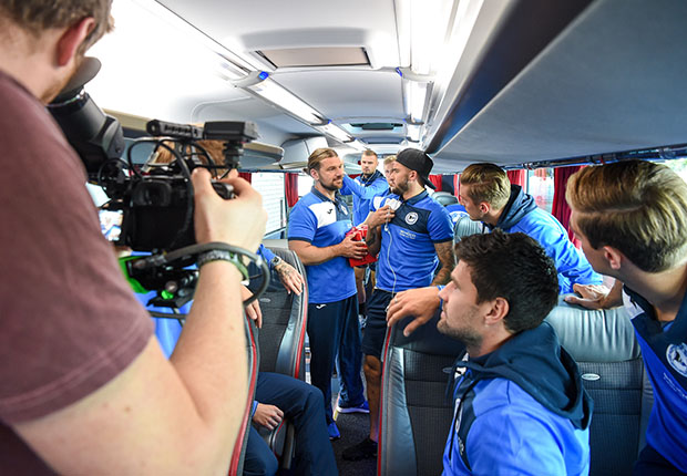 Fußballzweitligist Arminia Bielefeld produziert TV-Werbespot Busansprache mit Shampoo-Partner Alpecin im Mannschaftsbus