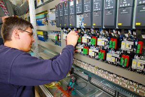 Schaltschränke sind ein zentraler Automatisierungsfaktor und Westermann digitalisiert ihren Aufbau (Foto: AndGra/pixabay)