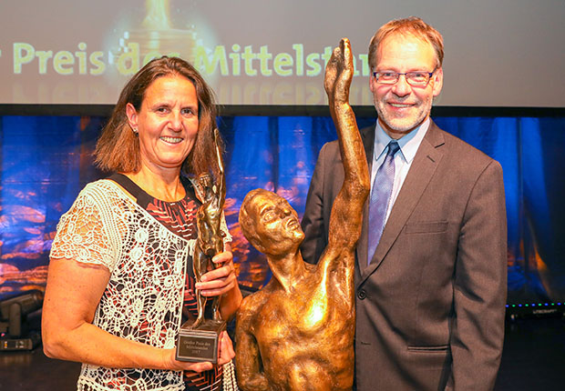 Die Metallwerke Renner GmbH wurden während der Preisverleihungsgala der Oskar-Patzelt- Stiftung in Düsseldorf mit der Preisträgerstatue ausgezeichnet.