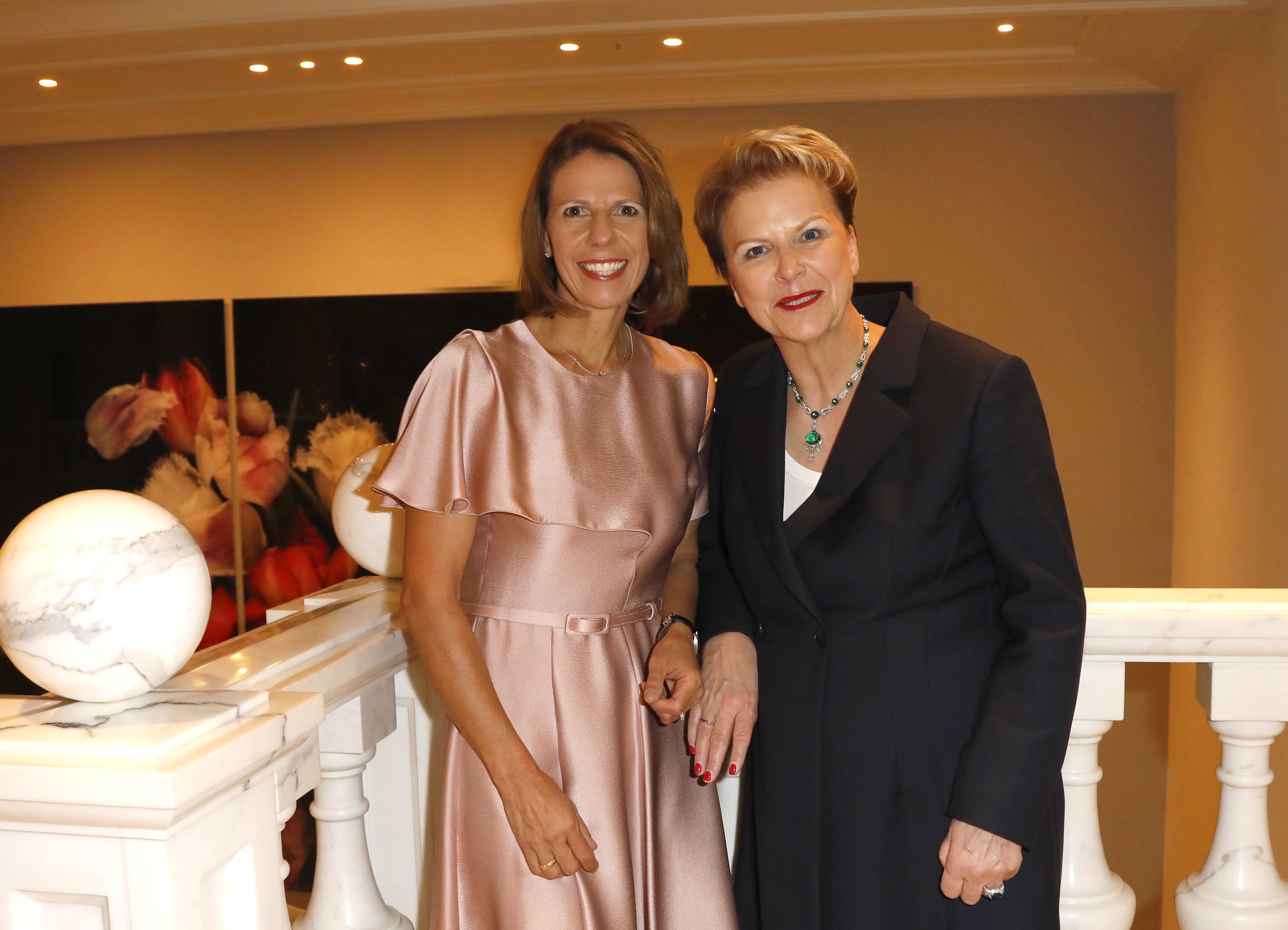 Petra Justenhoven (r., im Bild mit Komiteemitglied Prof. Dr. Ulrike Detmers ) bekam den Mestemacher-Preis überreicht (Foto: Agentur Gadanz, Berlin)