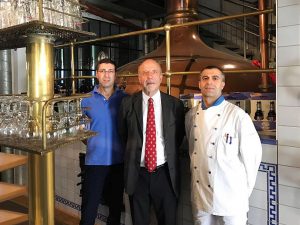 Helmut Ismaili (Mitarbeiter Brauhaus Klute), Wolfgang Fritsch-Albert (Eigentümer Brauhaus und Café Klute) und Murat Sür (Betreiber Brauhaus Klute) vor der historischen Brauanlage des Brauhauses Klute (v.l.) (Foto: Brauhaus)
