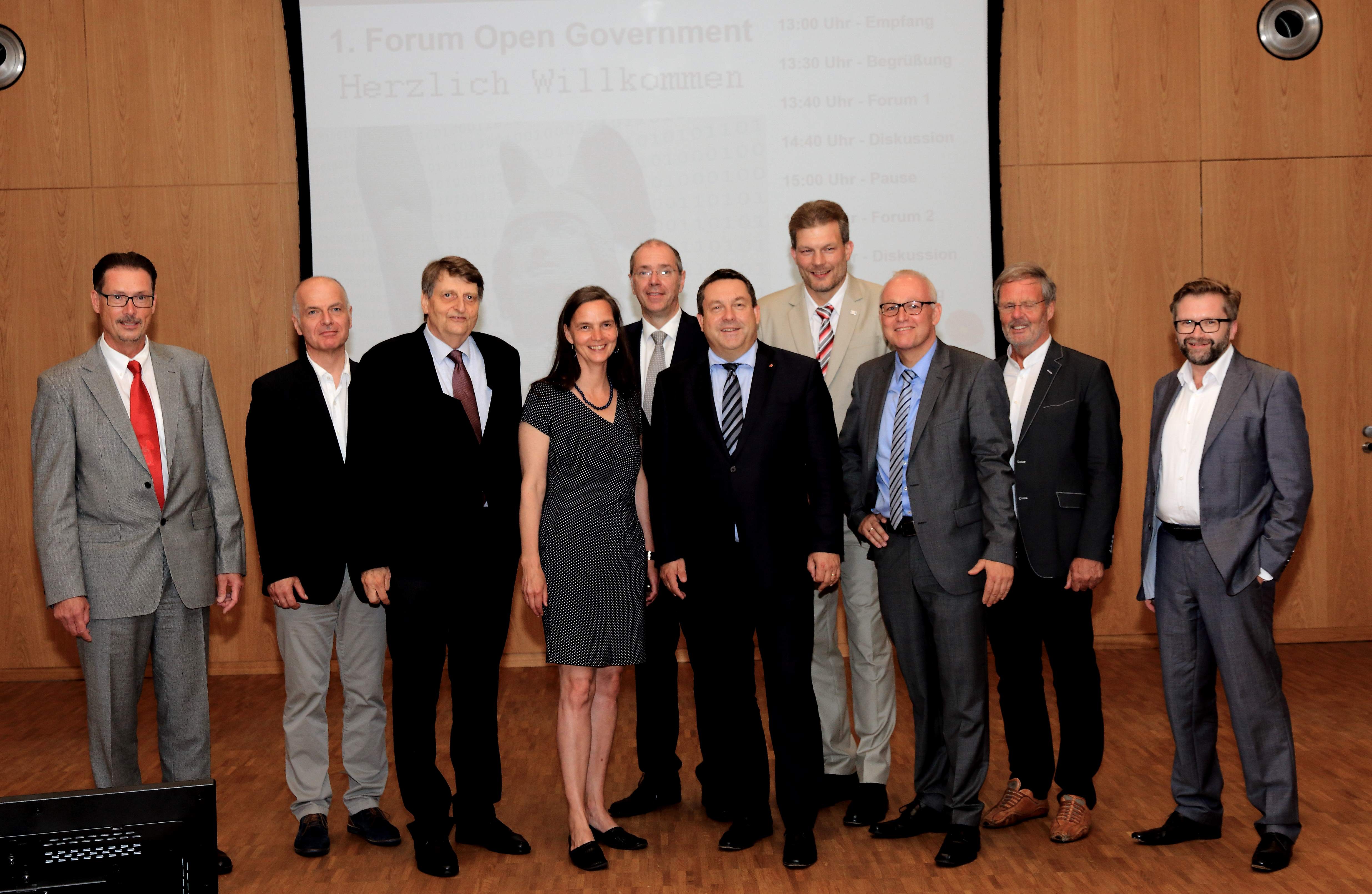 Brachten den Besuchern Open Government näher (v.l.): Hans Römer, Organisator Olaf Konrad, Moderator Max Schulze-Vorberg, Dr. Anke Knopp, Christian Elsner, Landrat Dr. Axel Lehmann, Lars Hoppmann, Dr. Stefan Ostrau, Wilfried Kruse und Michael Haußmann