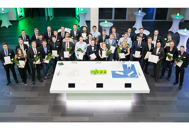 Die Absolventen erhalten den Förderpreis der WAGO-Stiftung