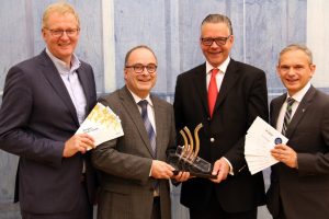 Sind stolz auf die Nominierten für den Innovationspreis: v.l. Rolf Berlemann (innogy SE), Klaus Ehling (Münsterland e.V.), Markus Schabel (Sparkassen im Münsterland), Peter Börsch (Westfälische Provinzial Versicherung AG). Foto: Münsterland e.V.