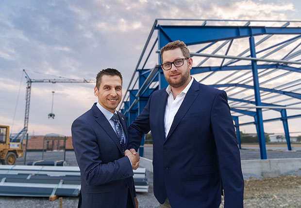 Fischer EKF Geschäftsführer Dominik Kersting (rechts) hat bereits mit dem Bau des neuen Unternehmensstandortes im Industriegebiet Büren-West begonnen.