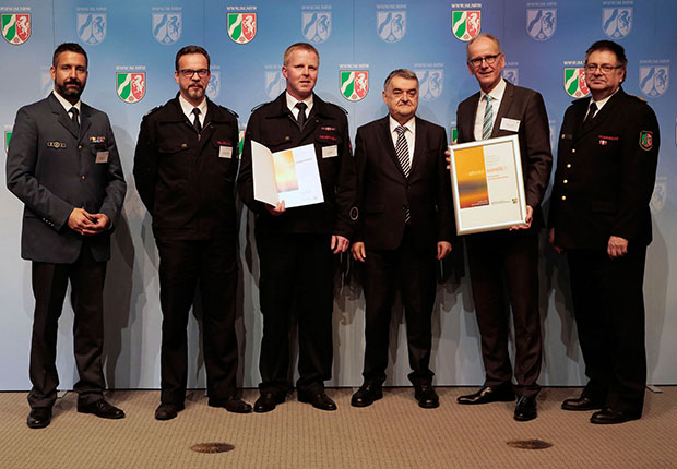 Weidmüller erhielt die Förderplakette "Ehrenamt bei Feuerwehr und Katastrophenschutz" für die Unterstützung seiner ehrenamtlich tätigen MitarbeiterInnen.