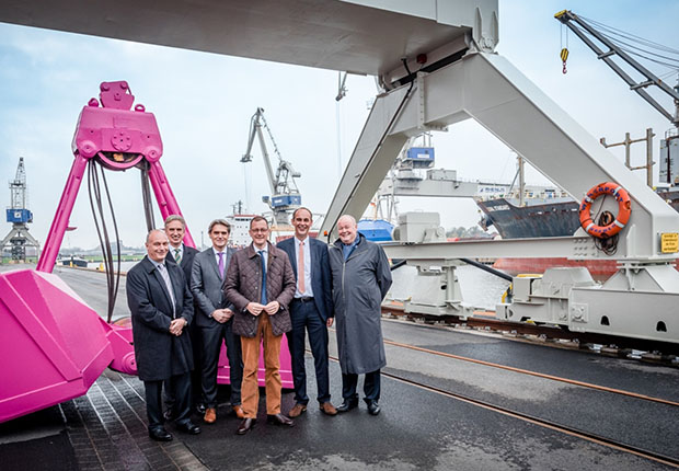 Nach dreieinhalbjähriger Bauzeit feierte man am 3. November den Neubau einer Kaje am Terminal 2 am Bremer Industriehafen.