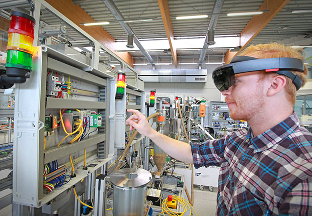 Komplexität der industriellen Anlagen kann durch Assistenzsysteme in Form von Augmented Reality deutlich reduziert werden.