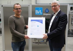 Geschäftsführer Bernhard Sievering und der Qualitäts- und Umweltmanagement-Beauftragte Christian Stein der BvL Oberflächentechnik (v. r.) freuen sich über die erfolgreiche Zertifizierung nach der DIN EN ISO 14001:2015 (Foto: BvL)