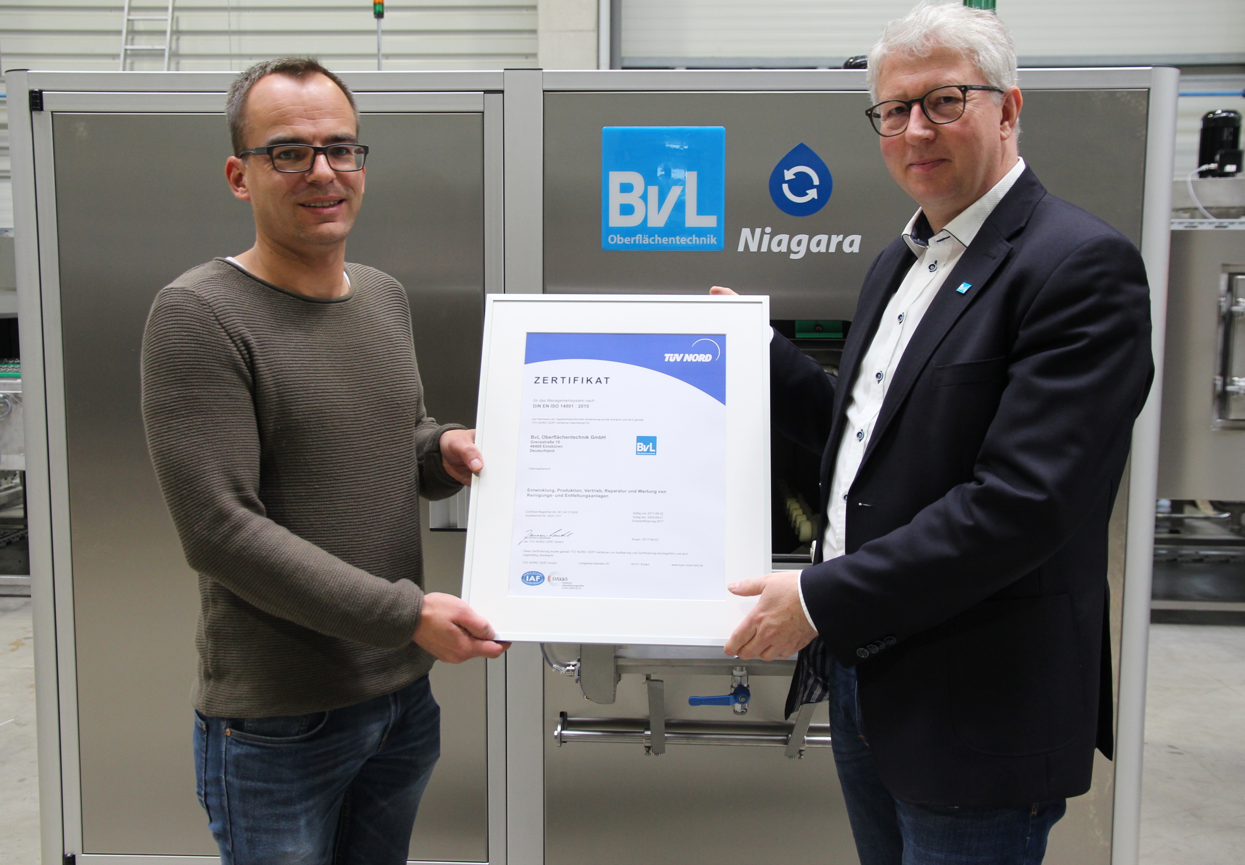 Geschäftsführer Bernhard Sievering und der Qualitäts- und Umweltmanagement-Beauftragte Christian Stein der BvL Oberflächentechnik (v. r.) freuen sich über die erfolgreiche Zertifizierung nach der DIN EN ISO 14001:2015 (Foto: BvL)