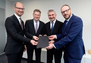 Die Wirtschaftsförderer Dr. Ingo Lübben (r., Lippstadt) und Volker Ruff (l, Kreis Soest) mit NRW- Wirtschafts- und Digitalminister Professor Dr. Andreas Pinkwart (2. v. r.) und Jörg Blöming (2. v. l., MdL). (Foto: MWIDE/R. Pfeil)