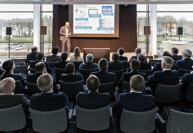 Prof. Roman Dumitrescu (Direktor am Fraunhofer IEM) stellte das Themenfeld Systems Engineering am Standort Paderborn vor. (Foto: Fraunhofer IEM)