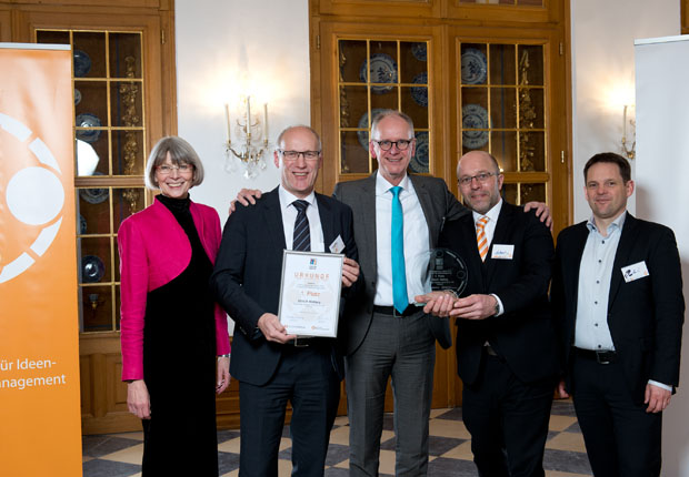 Nehmen die Auszeichnung als Ansporn sich weiter zu verbessern: Ulrich Halbey, Leiter Werkzeugbau in Detmold (2.v.l.), Andreas Uhlitz, Leiter Personal und Grundsatzfragen (m.) sowie Michael Lange, verantwortlich für das Ideenmanagement (2.v.r.) (Foto: Weidmüller)