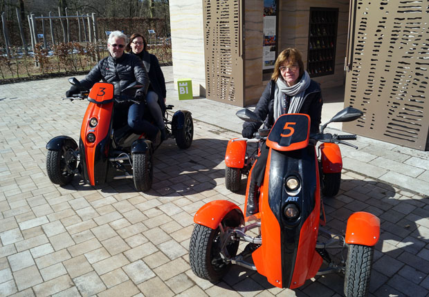 Jetflyer-Test: (v.l.) Tourenleiter Frank Korfsmeier mit Sarah Strickmann und Gabriela Lamm von Bielefeld Marketing. (Foto: Bielefeld Marketing)