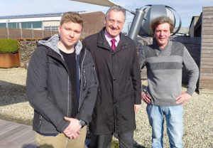 (v.l.) Yannic Gehling, Bürgermeister Georg Moenikes und Andreas Gehling. (Foto: Stadt Emsdetten)