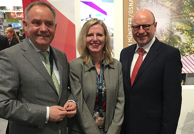 FMO-Geschäftsführer Prof. Dr. Rainer Schwarz, Claudia Nordhues (FMO Marketing) und Markus Lewe (OB Münster, stellv. Aufsichtsratsvorsitzender des FMO) auf der ITB (Foto: FMO)