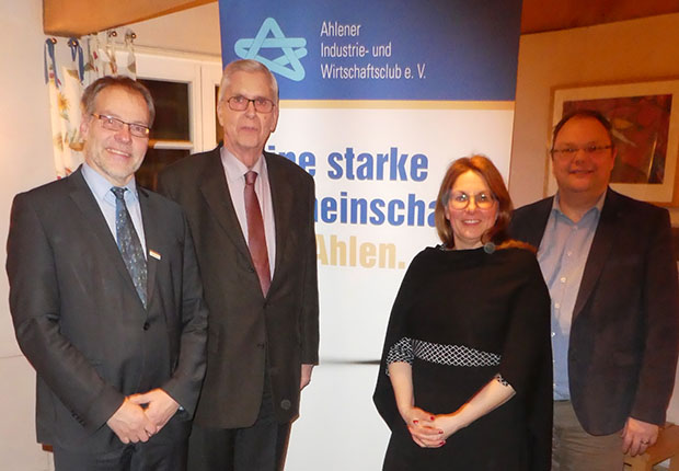 Ahlener Industrie- und Wirtschaftsclub verabschiedet Dr. Peter Buschhoff: (v.l.) Dr. Peter Buschhoff, Jürgen Henke, Thomas Schwarzrock, Silvia Sörensen. (Foto: Metallwerke Renner GmbH)