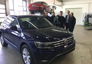 Der neue Tiguan Schulungswagen bietet beste Möglichkeiten für eine moderne und zukunftsorientierte Ausbildung im Kfz-Handwerk. Darauf freuen sich (v.l.n.r.): Ausbildungsmeister Armin Lenz, Auszubildender Andrej Kotikov, Ausbildungsmeister Viktor Schierling, Auszubildender Leon Czeck, KH-Geschäftsführer Günter Schrade und Auszubildende Lena Ottich (Foto: Kreishandwerkerschaft Steinfurt-Warendorf)