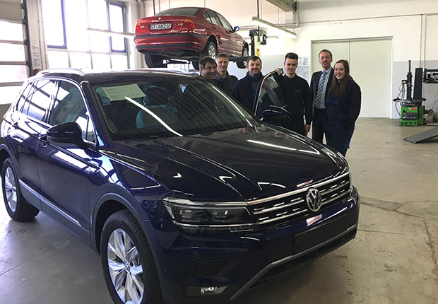 Der neue Tiguan Schulungswagen bietet beste Möglichkeiten für eine moderne und zukunftsorientierte Ausbildung im Kfz-Handwerk. Darauf freuen sich (v.l.n.r.): Ausbildungsmeister Armin Lenz, Auszubildender Andrej Kotikov, Ausbildungsmeister Viktor Schierling, Auszubildender Leon Czeck, KH-Geschäftsführer Günter Schrade und Auszubildende Lena Ottich (Foto: Kreishandwerkerschaft Steinfurt-Warendorf)