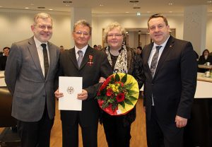 Ismail Aytekin (2. von links) nahm in Begleitung seiner Frau Christel das Verdienstkreuz von Landrat Dr. Axel Lehmann (rechts) entgegen. Lemgos Bürgermeister Dr. Reiner Austermann (links) schlug ihn für die Auszeichnung vor. (Foto: Kreis Lippe)