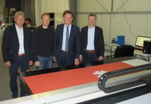 Trend Import-Geschäftsführer Michael Freese (2.v.l.) erklärte (v.l.) Ortsbürgermeister Karl Storm, Oberbürgermeister Dieter Krone und Dietmar Lager von der Lingener Wirtschaftsförderung die neue Druckmaschine. (Foto: Stadt Lingen (Ems))