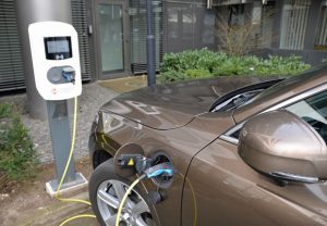 Die E-LADEBOX der Stadtwerke als Stromtankstelle für zuhause (Foto: Stadtwerke Osnabrück / Marco Hörmeyer)