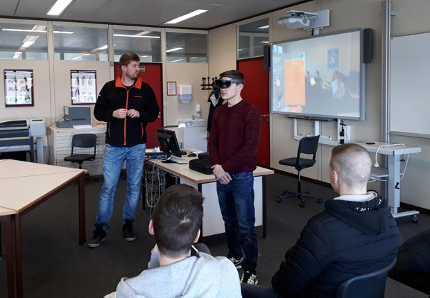 Michael Ludwig (li.) erklärt den Schülerinnen und Schülern auf Englisch die Vorteile der HoloLens im Livebetrieb. (Foto: Weidmüller)