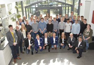 25 Auszubildende und vier Dual-Studenten nahmen im Beisein Ihrer Eltern oder Familienangehörigen ihre Ausbildungsverträge beim Elektrotechnikspezialisten Weidmüller entgegen. (Foto: Weidmüller)
