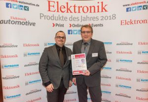 Matthias Domberg (links) und Dirk-Peter Post von der Tochtergesellschaft HARTING Electronics nahmen die Auszeichnung für M12 Magnetics in München entgegen. (Foto: HARTING)