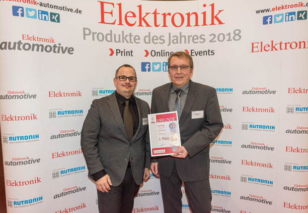 Matthias Domberg (links) und Dirk-Peter Post von der Tochtergesellschaft HARTING Electronics nahmen die Auszeichnung für M12 Magnetics in München entgegen. (Foto: HARTING)