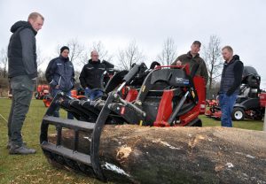 Die Besucher des Demotages der TecVis GmbH nahmen die ausgestellten Maschinen genau unter die Lupe. (Foto: AGRAVIS Raiffeisen AG)