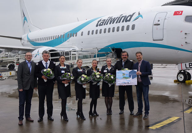 Mit Blumensträußen wurde die Crew des Erstfluges mit Kapitän Mehmet Nuri Gankaya (2.vr) von FMO-Marketingleiter Andrés Heinemann (r) und Mathias Richter, FMO-Marketing (l), auf dem Vorfeld des FMO begrüßt. (Foto: FMO)