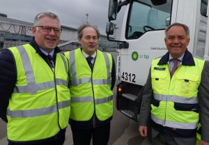 (v.l.) FMO-Geschäftsführer Prof. Dr. Rainer Schwarz, Claus Möller, Leiter Agenturbetreuung Air BP und Jürgen Kuper, Air BP General Manager Mitteleuropa und Benelux. (Foto: FMO)