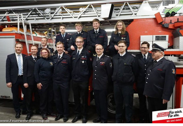 BGM Jürgen Schell, Zugführung Barntrup, stv.Leiter Wolter und ein Teil der Tagesverfügbarkeit. (Foto: Freiwilligen Feuerwehr Barntrup)