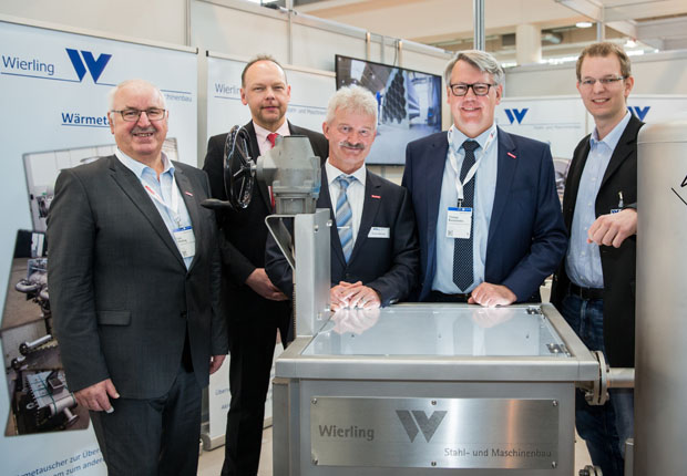 Im Gespräch am Messe-Gemeinschaftsstand der Handwerkskammer: Metallbaumeister Elmar Schütte (2.v.l.) und Feinwerkmechanikermeister Tobias Rotert (r., beide Wierling Stahl- und Maschinenbau) mit Vizepräsident Franz Wieching (l.), Hauptgeschäftsführer Thomas Banasiewicz (2.v.r.) und stellvertretendem Geschäftsführer Thomas Melchert (M., alle HWK). (Foto: HWK)