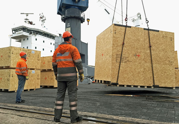 Verladung von Kisten mit Holzverpackungen. (Foto: HPE)