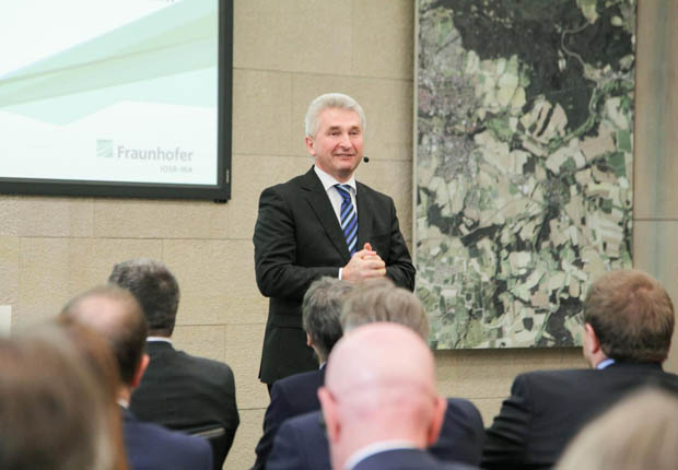 NRW-Wirtschaftsminister Professor Andreas Pinkwart eröffnete gemeinsam mit Fraunhofer Lemgo und weiteren Partnern aus Unternehmen und Kommunen das IoT-Realabor LEMGO DIGITAL. (Foto: Fraunhofer IOSB-INA)