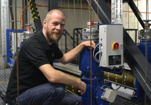 Hinter den Kulissen: Jörn Rasche, stellvertretender Technischer Leiter im Theater Gütersloh, kann sich gleichermaßen für Technik, Mensch und Kultur begeistern. (Foto: Kultur Räume Gütersloh)