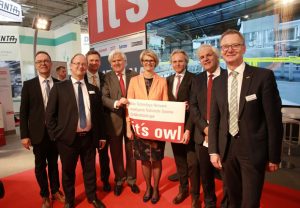 Bundesministerin Anja Karliczek besuchte den OWL-Gemeinschaftsstand auf der Hannover Messe Industrie. (Foto OstWestfalenLippe GmbH)