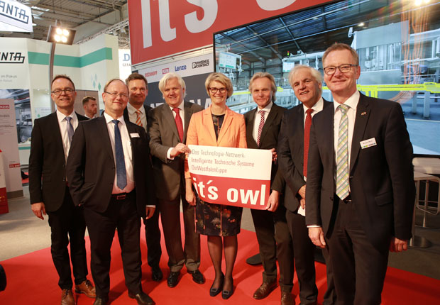 Bundesministerin Anja Karliczek besuchte den OWL-Gemeinschaftsstand auf der Hannover Messe Industrie. (Foto OstWestfalenLippe GmbH)