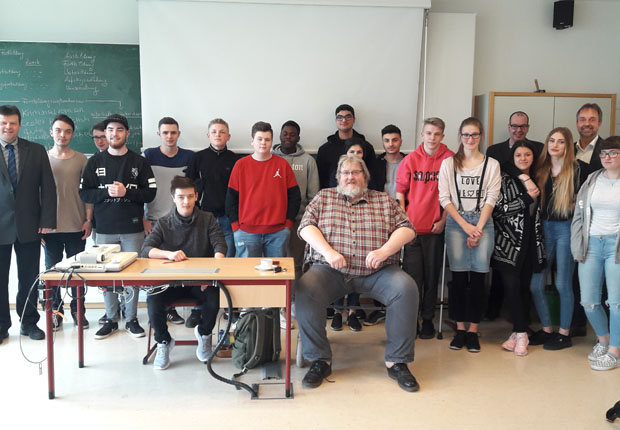 Lothar Schröer trainierte mit den Schülerinnen und Schülern der Handelsschule das freie Sprechen. (Foto: HANSE-Berufskolleg)