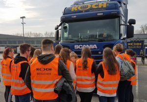 Der Fuhrpark bei Koch International war für die Acht- und Neuntklässler natürlich besonders interessant. (Foto: Mareike Haus/VerkehrsRundschau)
