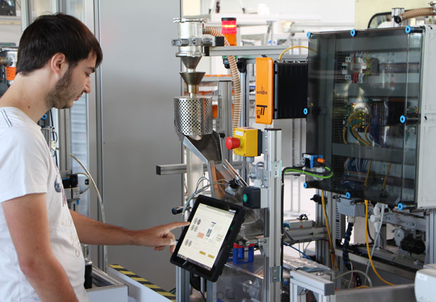 Am wandlungsfähigen Produktionssystem demonstrieren die Lemgoer Forscher Lösungen für die intelligente Automation in der für eine digitale Fabrik. (Foto: inIT)